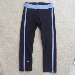 Black crop leggings with blue stripe